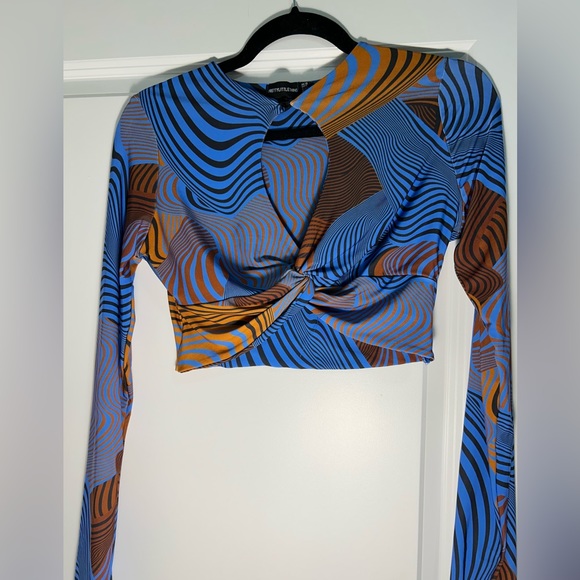 Long Sleeve Cropped Top - Picture 2 of 3